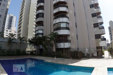 Apartamento à venda com 229m², 4 quartos e 3 vagas Apartamento à venda com 229m², 4 quartos e 3 vagasÁrea comum - Piscina