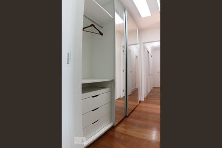 Apartamento à venda com 229m², 4 quartos e 3 vagas Apartamento à venda com 229m², 4 quartos e 3 vagasSuite