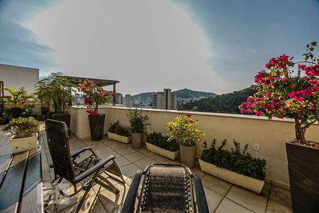 Apartamento à venda com 300m², 4 quartos e 3 vagas Apartamento à venda com 300m², 4 quartos e 3 vagasTerraço