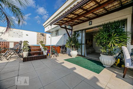 Apartamento à venda com 300m², 4 quartos e 3 vagas Apartamento à venda com 300m², 4 quartos e 3 vagasTerraço