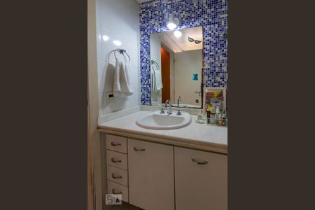 Apartamento à venda com 183m², 4 quartos e 3 vagas Apartamento à venda com 183m², 4 quartos e 3 vagasBanheiro da Suíte 2