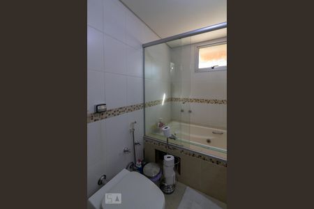 Apartamento à venda com 183m², 4 quartos e 3 vagas Apartamento à venda com 183m², 4 quartos e 3 vagasBanheiro da Suíte 1