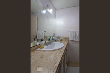 Apartamento à venda com 183m², 4 quartos e 3 vagas Apartamento à venda com 183m², 4 quartos e 3 vagasBanheiro da Suíte 1