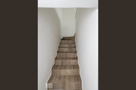 Casa à venda com 40m², 1 quarto e sem vaga Casa à venda com 40m², 1 quarto e sem vagaEscada de acesso a suíte