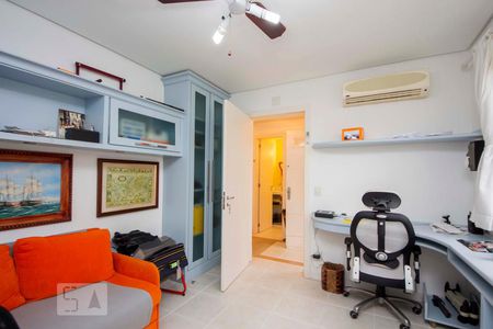 Casa de condomínio à venda com 380m², 4 quartos e 3 vagas Casa de condomínio à venda com 380m², 4 quartos e 3 vagasQuarto