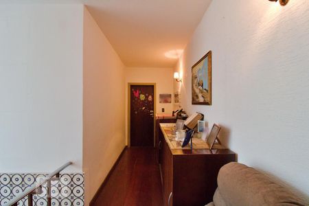 Casa à venda com 436m², 4 quartos e 5 vagas Casa à venda com 436m², 4 quartos e 5 vagasCorredor dos Quartos