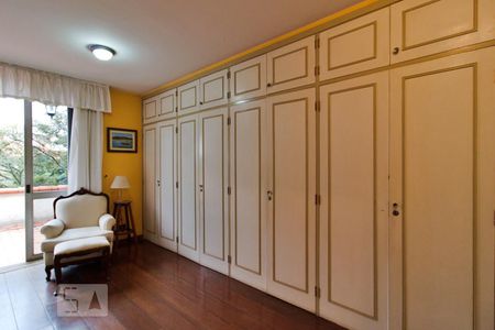 Casa à venda com 436m², 4 quartos e 5 vagas Casa à venda com 436m², 4 quartos e 5 vagasSuíte