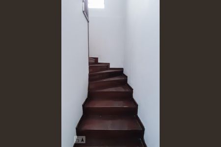 Casa à venda com 130m², 2 quartos e 2 vagas Casa à venda com 130m², 2 quartos e 2 vagasEscadas