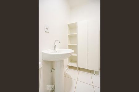 Banheiro social de kitnet/studio para alugar com 1 quarto, 20m² em Belenzinho, São Paulo