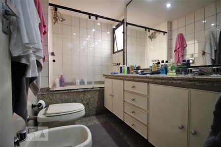 Apartamento à venda com 203m², 4 quartos e 4 vagasBanheiro da suíte 2