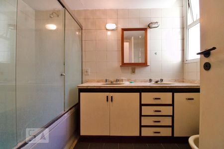 Apartamento à venda com 219m², 4 quartos e 2 vagas Apartamento à venda com 219m², 4 quartos e 2 vagasBanheiro da Suíte 1