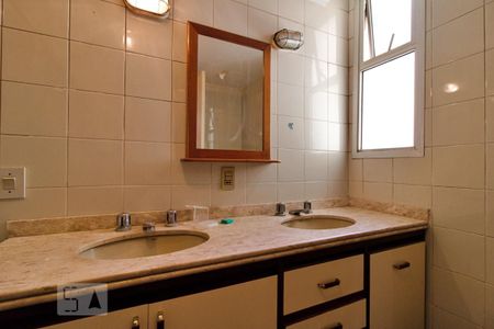 Apartamento à venda com 219m², 4 quartos e 2 vagas Apartamento à venda com 219m², 4 quartos e 2 vagasBanheiro da Suíte 1