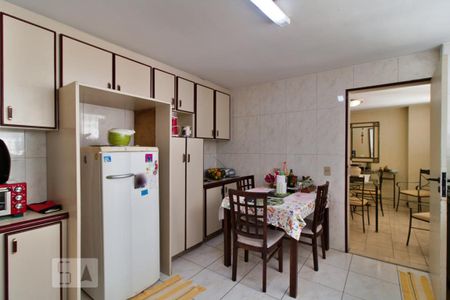 Apartamento à venda com 219m², 4 quartos e 2 vagas Apartamento à venda com 219m², 4 quartos e 2 vagasCozinha