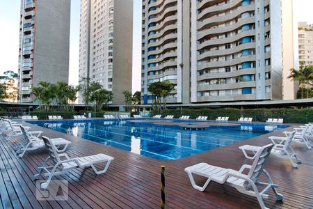 Apartamento à venda com 219m², 4 quartos e 2 vagas Apartamento à venda com 219m², 4 quartos e 2 vagasÁrea comum - Piscina