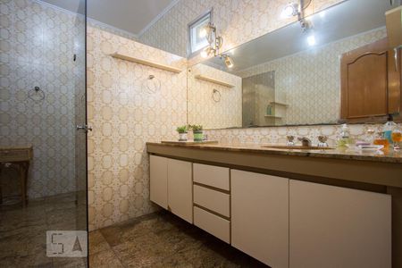 Casa à venda com 317m², 3 quartos e 3 vagasBanheiro Suíte 1