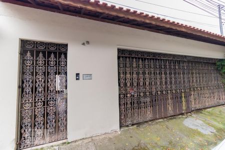 Casa à venda com 250m², 3 quartos e 3 vagas Casa à venda com 250m², 3 quartos e 3 vagasFachada