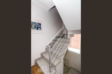 Casa à venda com 131m², 3 quartos e 2 vagas Casa à venda com 131m², 3 quartos e 2 vagasEscada