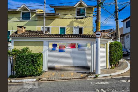 Casa à venda com 131m², 3 quartos e 2 vagas Casa à venda com 131m², 3 quartos e 2 vagasFachada