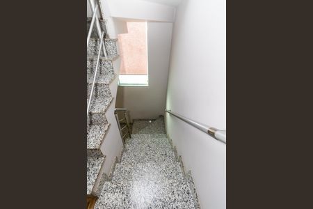 Casa à venda com 131m², 3 quartos e 2 vagas Casa à venda com 131m², 3 quartos e 2 vagasEscada