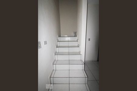 escada acesso dormitorio de kitnet/studio para alugar com 1 quarto, 40m² em Vila Palmeiras, São Paulo