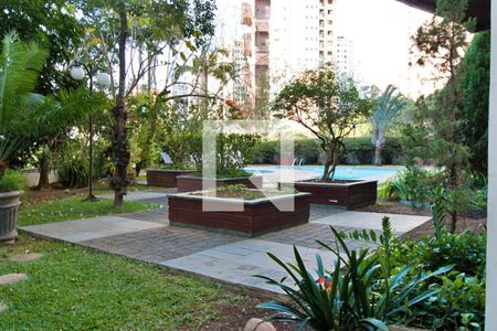 Apartamento à venda com 369m², 4 quartos e 4 vagas Apartamento à venda com 369m², 4 quartos e 4 vagasÁrea comum - Piscina
