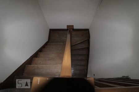 Casa à venda com 150m², 2 quartos e 1 vagaEscada de acesso quartos