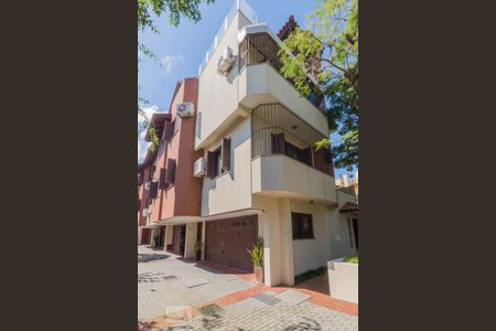 Casa à venda com 300m², 3 quartos e 2 vagas Casa à venda com 300m², 3 quartos e 2 vagasFachada