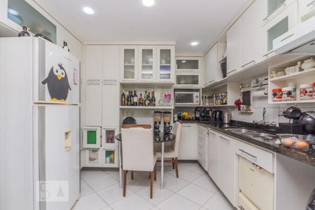 Casa à venda com 300m², 3 quartos e 2 vagas Casa à venda com 300m², 3 quartos e 2 vagasCozinha