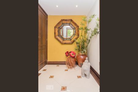 Casa à venda com 300m², 3 quartos e 2 vagas Casa à venda com 300m², 3 quartos e 2 vagasEntrada