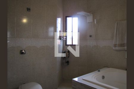 Casa à venda com 413m², 5 quartos e 6 vagasBanheiro Suíte 1