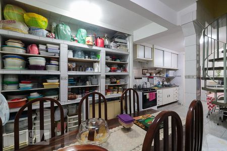 Casa à venda com 200m², 5 quartos e 2 vagas Casa à venda com 200m², 5 quartos e 2 vagasCozinha