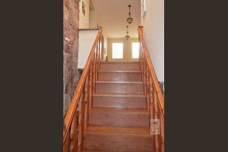 Casa à venda com 507m², 6 quartos e 2 vagasEscada acesso Segundo Piso