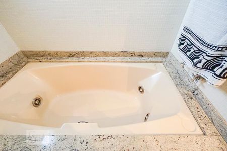 Apartamento à venda com 125m², 3 quartos e 3 vagas Apartamento à venda com 125m², 3 quartos e 3 vagasBanheira