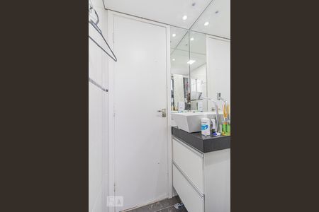 Banheiro de apartamento para alugar com 1 quarto, 40m² em Vila Izabel, Curitiba