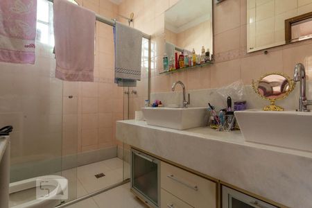 Casa à venda com 370m², 5 quartos e 8 vagas Casa à venda com 370m², 5 quartos e 8 vagasBanheiro suíte 1