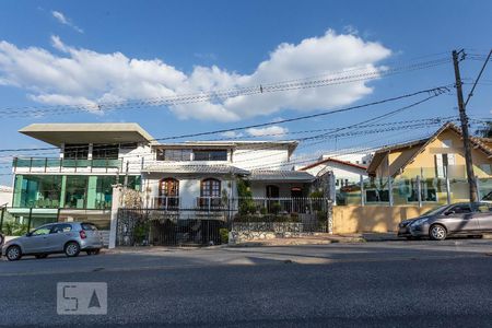 Casa à venda com 370m², 5 quartos e 8 vagas Casa à venda com 370m², 5 quartos e 8 vagasFachada