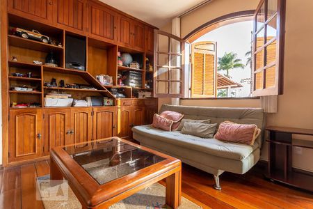 Casa à venda com 370m², 5 quartos e 8 vagas Casa à venda com 370m², 5 quartos e 8 vagasSala de leitura