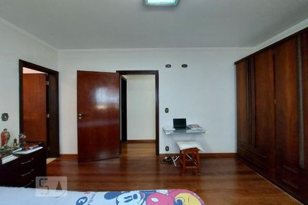 Casa à venda com 514m², 6 quartos e 4 vagas Casa à venda com 514m², 6 quartos e 4 vagasQuarto 4