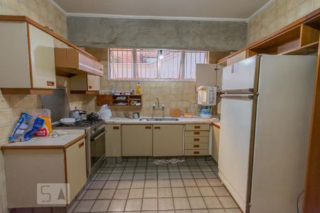 Casa à venda com 480m², 6 quartos e 4 vagas Casa à venda com 480m², 6 quartos e 4 vagasCozinha - Armários