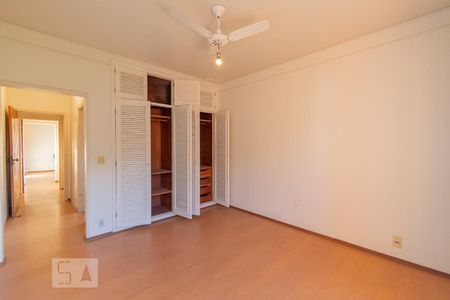 Casa à venda com 480m², 6 quartos e 4 vagas Casa à venda com 480m², 6 quartos e 4 vagasQuarto 3 - Suíte