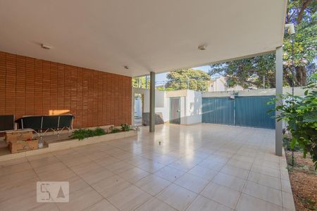 Casa à venda com 480m², 6 quartos e 4 vagas Casa à venda com 480m², 6 quartos e 4 vagasGaragem