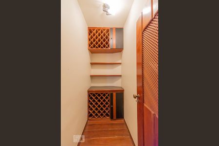 Casa à venda com 480m², 6 quartos e 4 vagas Casa à venda com 480m², 6 quartos e 4 vagasdispensa