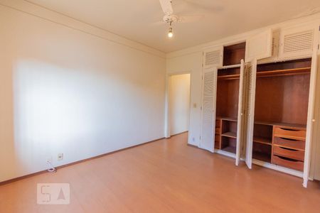 Casa à venda com 480m², 6 quartos e 4 vagas Casa à venda com 480m², 6 quartos e 4 vagasQuarto 3 - Suíte