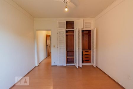 Casa à venda com 480m², 6 quartos e 4 vagas Casa à venda com 480m², 6 quartos e 4 vagasQuarto 3 - Suíte