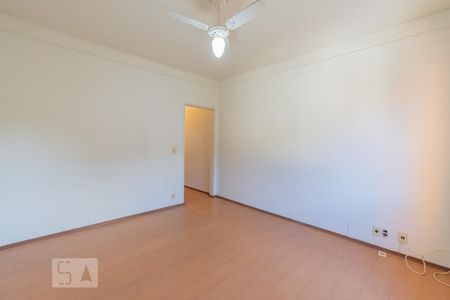 Casa à venda com 480m², 6 quartos e 4 vagas Casa à venda com 480m², 6 quartos e 4 vagasQuarto 2 - Suíte