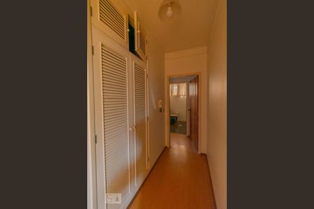 Casa à venda com 480m², 6 quartos e 4 vagas Casa à venda com 480m², 6 quartos e 4 vagasCloset da suíte 4