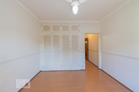 Casa à venda com 480m², 6 quartos e 4 vagas Casa à venda com 480m², 6 quartos e 4 vagasQuarto 3 - Suíte