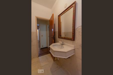 Casa à venda com 480m², 6 quartos e 4 vagas Casa à venda com 480m², 6 quartos e 4 vagasLavabo