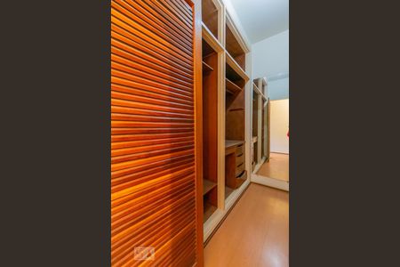 Casa à venda com 480m², 6 quartos e 4 vagas Casa à venda com 480m², 6 quartos e 4 vagasCloset da suíte 1