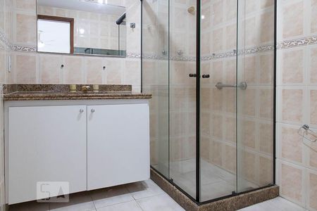 Apartamento à venda com 200m², 2 quartos e 3 vagasBanheiro da suíte 2